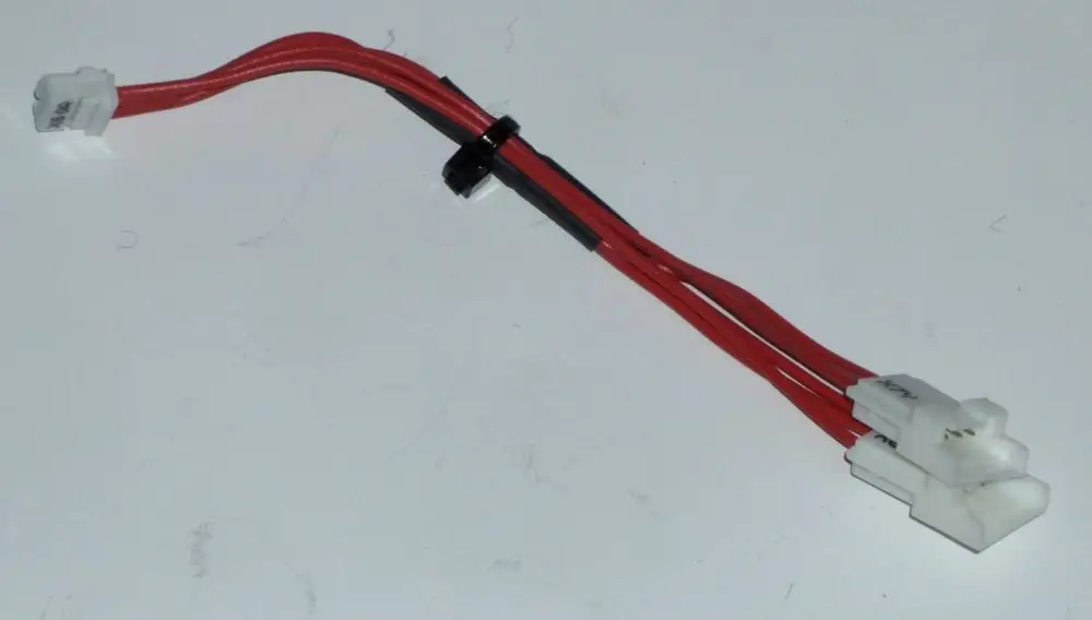 Kabel mit mehreren Anschlüssen und roten Leitungen, verwendet für einen Drucksensor, möglicherweise passend für Daikin Altherma Systeme.